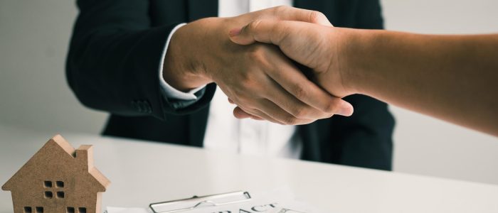 real-estate-agent-and-client-shaking-hands-free-photo